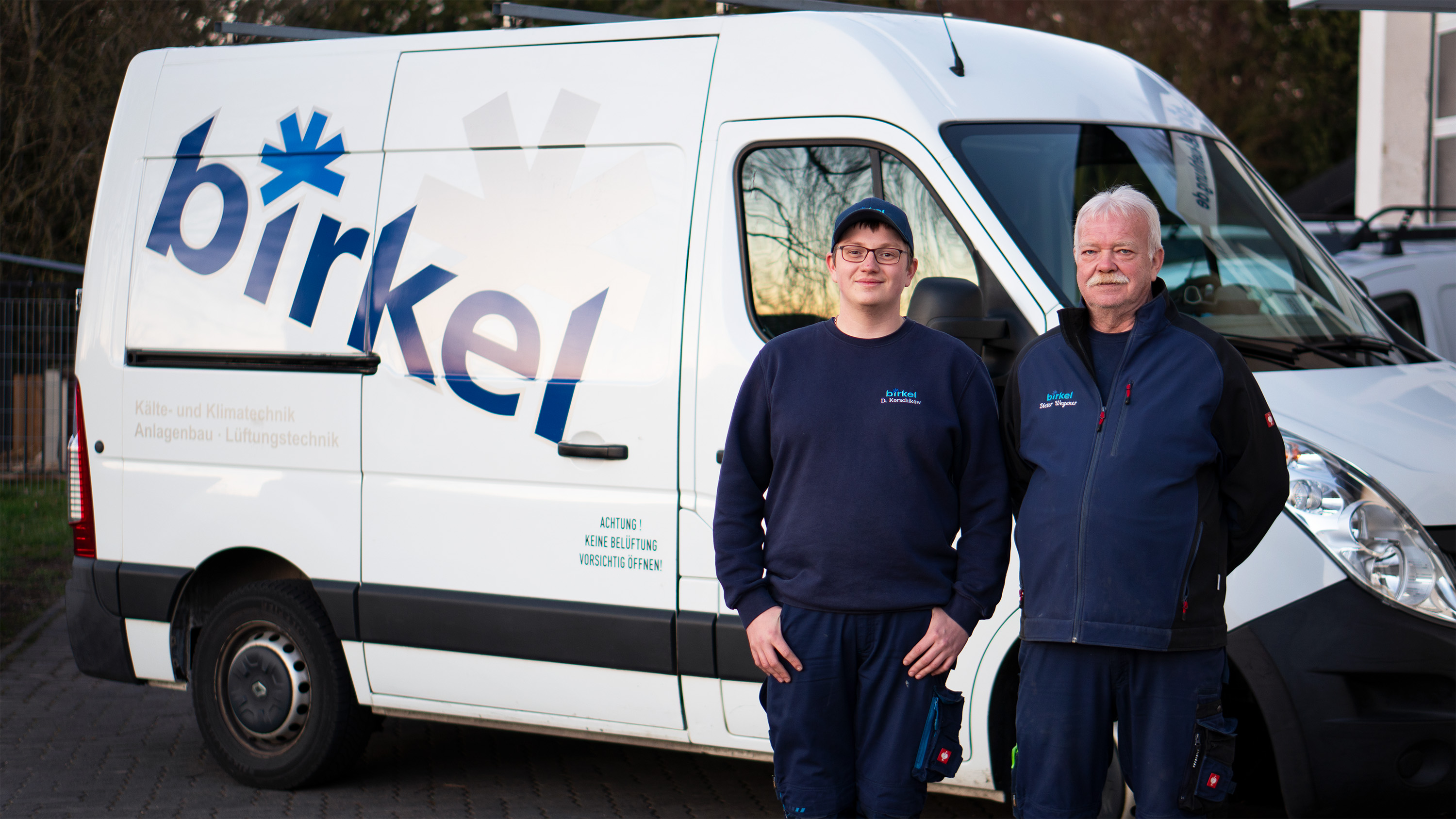 Birkel Team mit Firmenwagen